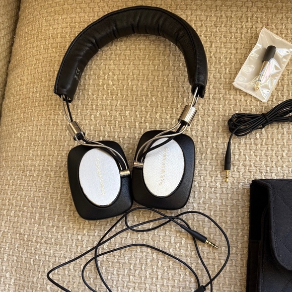 Bowers & Wilkins P5 on ear headphones Black Stainless - Picture 3 of 4